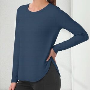 ⭐️ (NWOT) Women's Navy Long Sleeve Athletic Top ⭐️